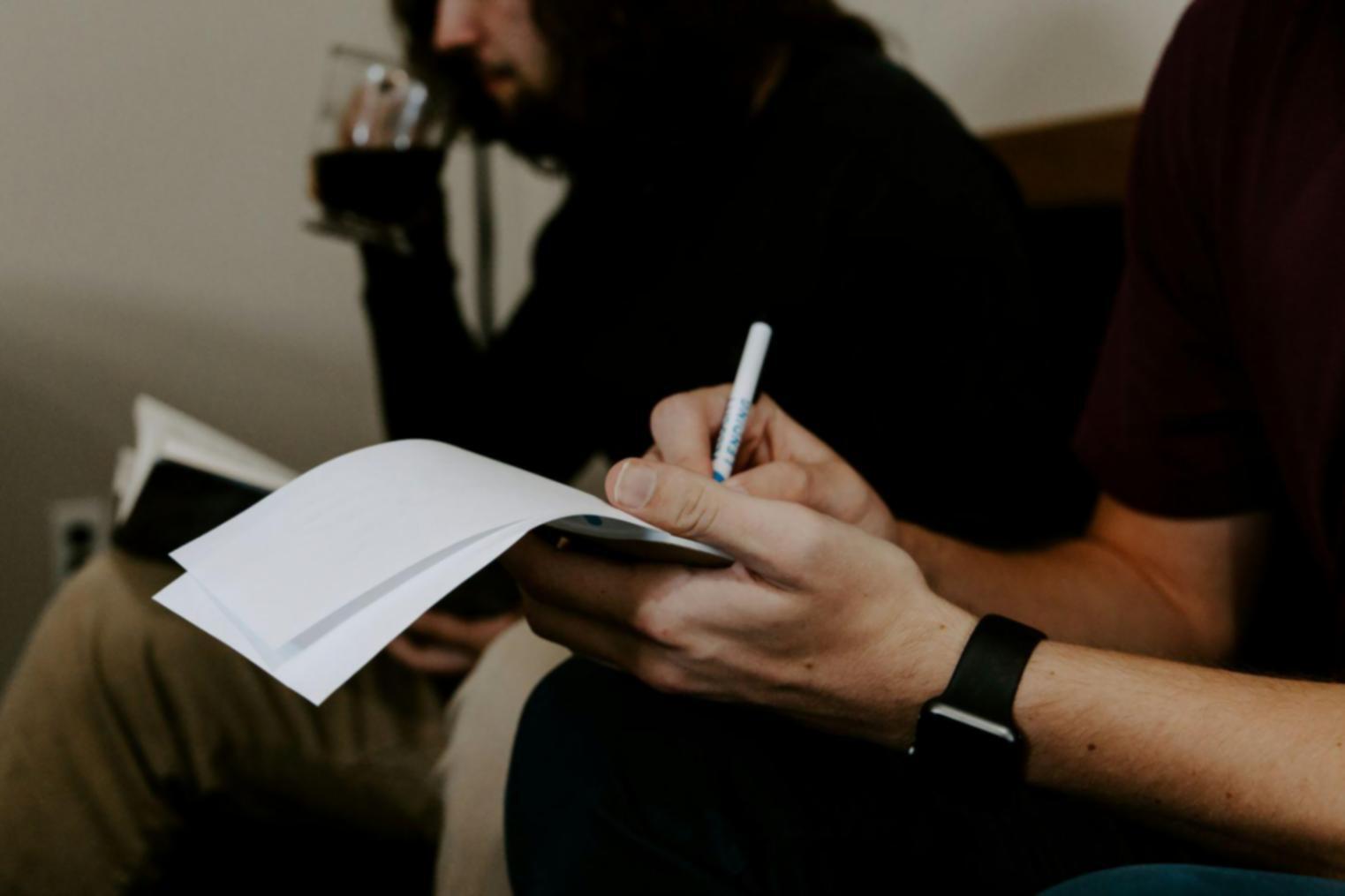 Profesionales trabajando en análisis financiero